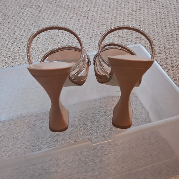 Never Worn! Steve Madden Tan Sculptural Heeled Sandals, Size 10 - Picture 3 of 6